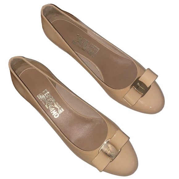 SALVATORE FERRAGAMO Vara Pump Low
Heel Bow Napak Nude Amaretti Size 9.5 C New - Picture 2 of 16